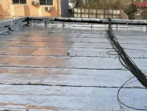 阳江市卫生间漏水维修公司分享下阳江市屋面楼顶防水刚性防水层施工要点。
